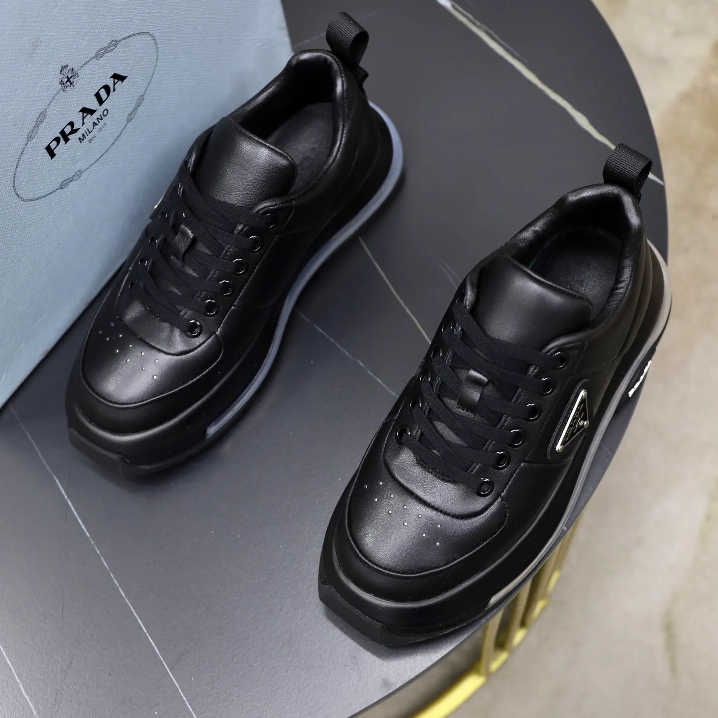 Ex-factory price: 640 💰Prada/Prada Men's casual delivery, using imported cowhide leather upper, Prada triangle logo, lambskin lining, original air cushion bottom, rubber sewing technology, rubber bottom layer, excellent shock absorption effect, comfortable on the feet! Size: 39-44 (45, 46 customized)